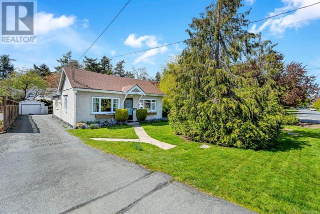 3820 Epsom Dr, House detached with 4 bedrooms, 1 bathrooms and 3 parking in Saanich BC | Image 3