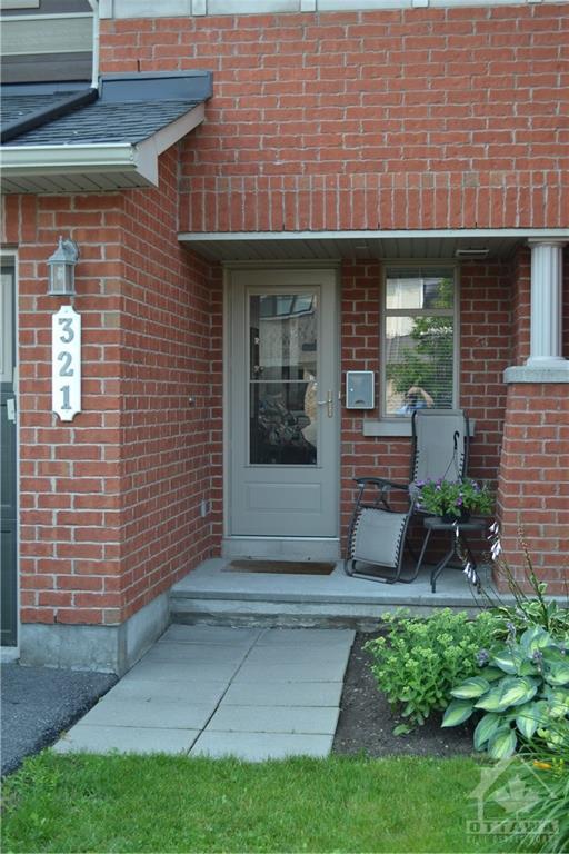 321 Ravenswood Way, Townhouse with 3 bedrooms, 3 bathrooms and 3 parking in Ottawa ON | Image 2
