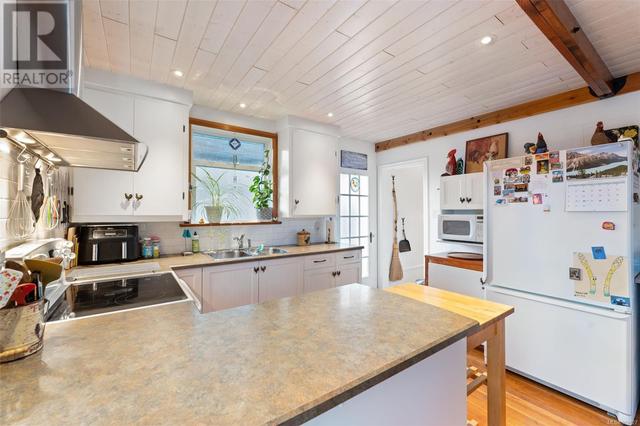 5260 Rambler Rd, House detached with 4 bedrooms, 3 bathrooms and 4 parking in Saanich BC | Image 8