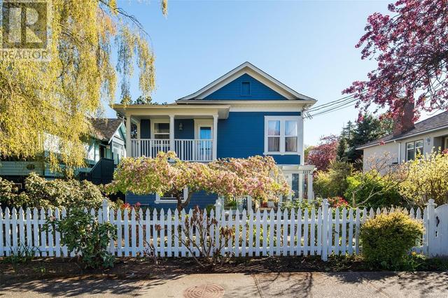 1115/1117 Chapman St, House detached with 5 bedrooms, 4 bathrooms and 4 parking in Victoria BC | Image 1