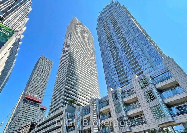 1003 - 2221 Yonge St, Condo with 2 bedrooms, 2 bathrooms and 0 parking in Toronto ON | Image 1