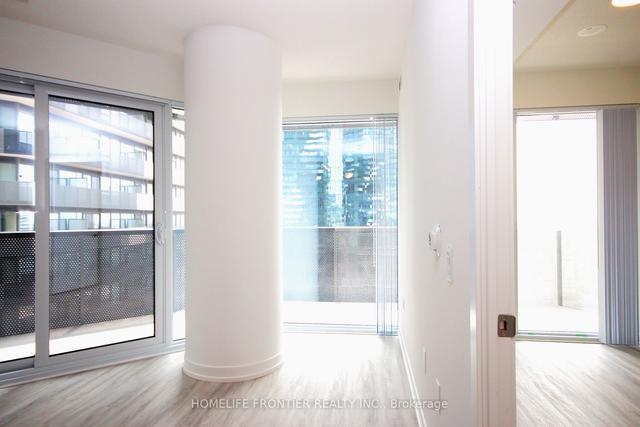 2009 - 55 Cooper St, Condo with 1 bedrooms, 1 bathrooms and 1 parking in Toronto ON | Image 2