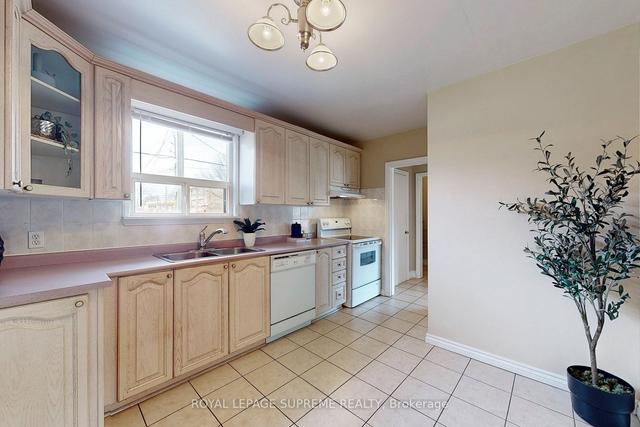 32 Northgate Dr, House detached with 3 bedrooms, 2 bathrooms and 3 parking in Toronto ON | Image 3