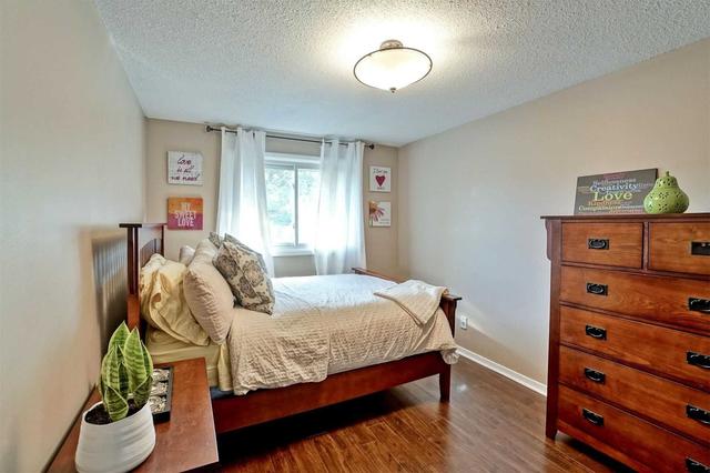 680 Regency Crt, Townhouse with 3 bedrooms, 2 bathrooms and 2 parking in Burlington ON | Image 20