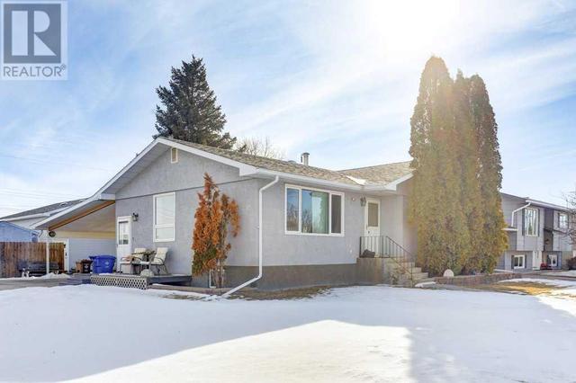 5925 57 Street, House detached with 4 bedrooms, 2 bathrooms and 6 parking in Taber AB | Image 2