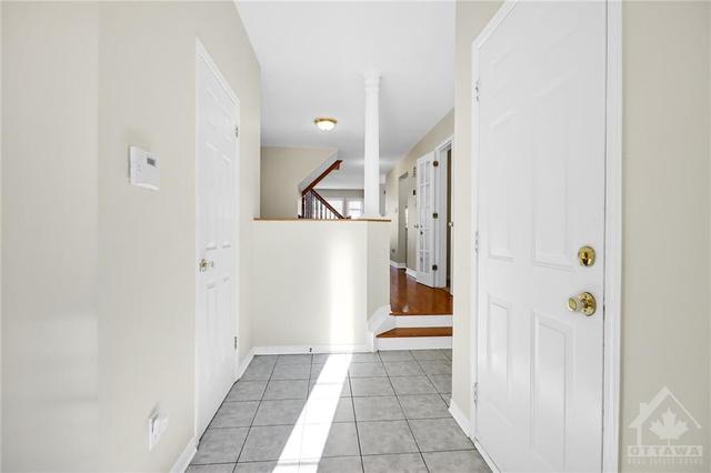 9 Plumas Gate, Townhouse with 4 bedrooms, 3 bathrooms and 2 parking in Ottawa ON | Image 2