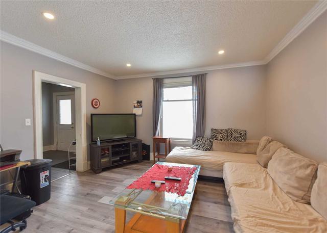 4 Clinton St, House detached with 3 bedrooms, 1 bathrooms and 4 parking in Orillia ON | Image 2