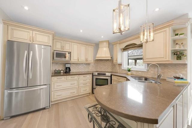 579 Dunrobin Crt, House detached with 4 bedrooms, 4 bathrooms and 6 parking in Oshawa ON | Image 3