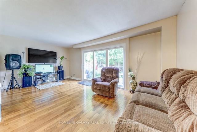 58 Goskin Crt N, House attached with 3 bedrooms, 2 bathrooms and 2 parking in Toronto ON | Image 2