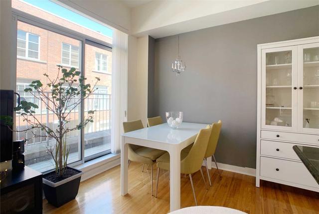 3 - 1388 Bloor St W, Townhouse with 2 bedrooms, 2 bathrooms and 1 parking in Toronto ON | Image 3