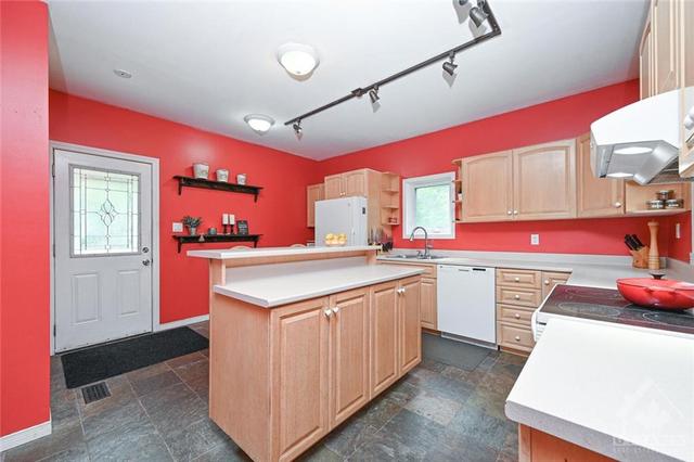 2950 Donnelly Drive, House detached with 3 bedrooms, 2 bathrooms and 10 parking in Ottawa ON | Image 9