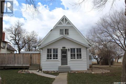 393 4th Street W, House detached with 2 bedrooms, 1 bathrooms and null parking in Shaunavon SK | Card Image