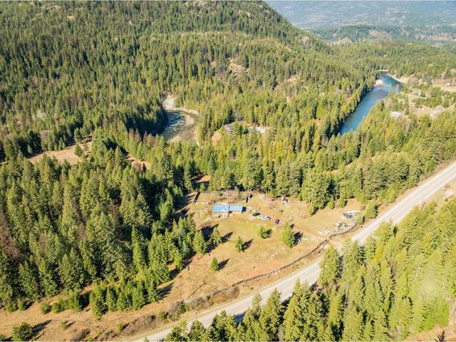 2621 Highway 3a, House detached with 2 bedrooms, 1 bathrooms and null parking in Central Kootenay I BC | Image 39