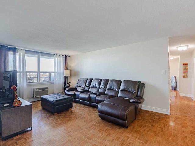 810 - 511 The West Mall, Condo with 3 bedrooms, 2 bathrooms and 1 parking in Toronto ON | Image 2