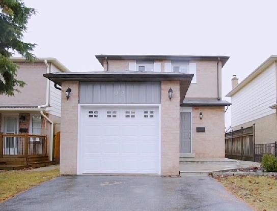 92 Martindale Cres, House detached with 3 bedrooms, 3 bathrooms and 5 parking in Brampton ON | Image 1