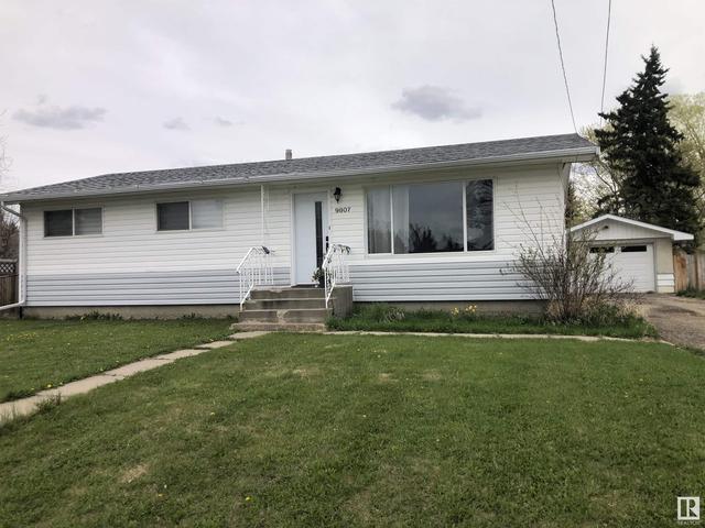 9807 102 St, House detached with 4 bedrooms, 2 bathrooms and null parking in Morinville AB | Image 1