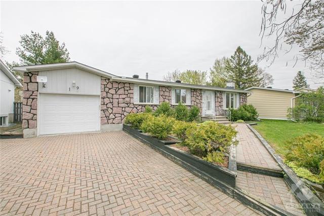 19 Overlake Drive, House detached with 3 bedrooms, 2 bathrooms and 3 parking in Ottawa ON | Image 1