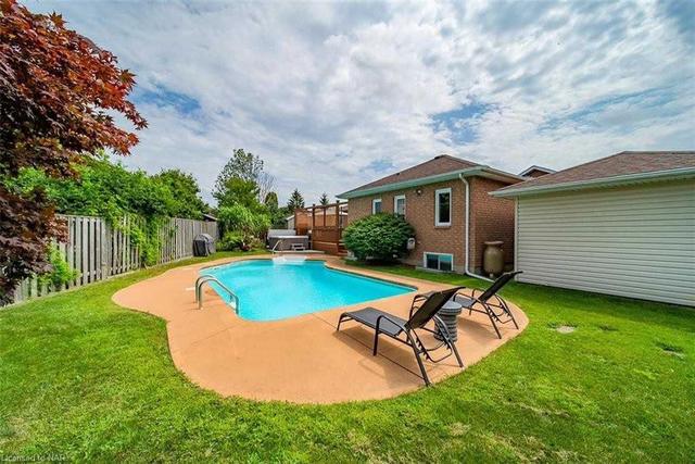 7967 Oakridge Dr, House detached with 3 bedrooms, 3 bathrooms and 8 parking in Niagara Falls ON | Image 12