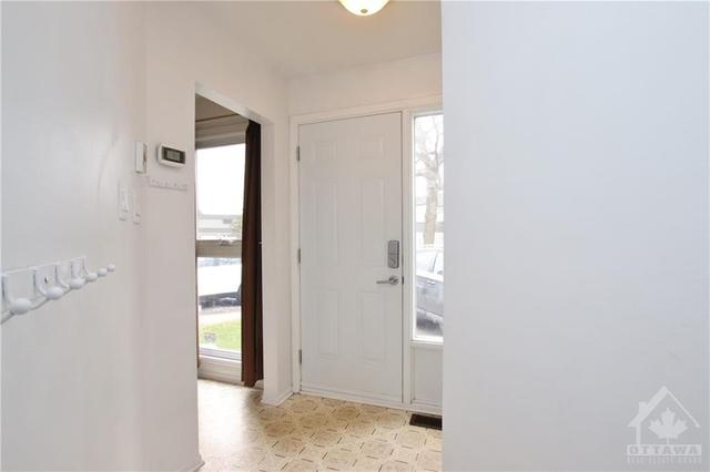 28 - 42 Compata Way, Townhouse with 3 bedrooms, 2 bathrooms and 2 parking in Ottawa ON | Image 4