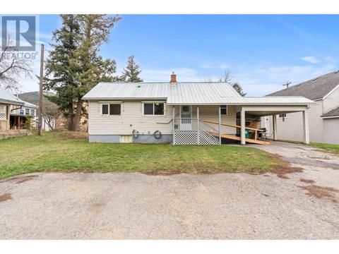 2218 Park Avenue, House detached with 2 bedrooms, 1 bathrooms and 4 parking in Lumby BC | Card Image