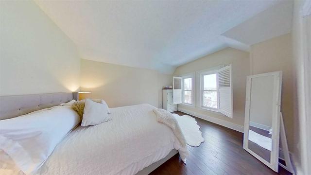 122 Cumberland St, House detached with 3 bedrooms, 2 bathrooms and 5 parking in Barrie ON | Image 2