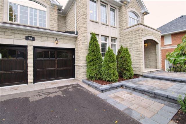 30 Gleave Crt, House detached with 4 bedrooms, 4 bathrooms and 5 parking in Aurora ON | Image 2