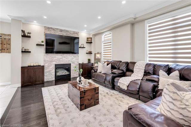 2486 Village Common Drive, House attached with 6 bedrooms, 4 bathrooms and 4 parking in Oakville ON | Image 3