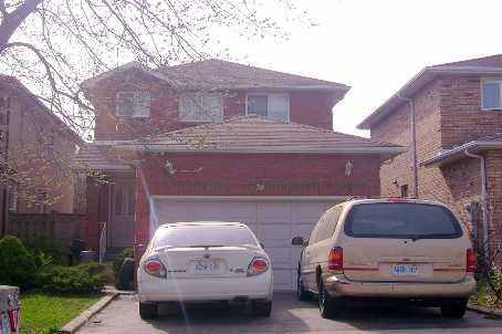 74 Greenleaf Cres, House detached with 4 bedrooms, 3 bathrooms and 2 parking in Brampton ON | Image 1
