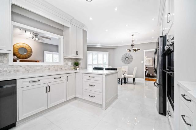 7327 Glamorgan Way, House detached with 4 bedrooms, 5 bathrooms and 5 parking in Mississauga ON | Image 2