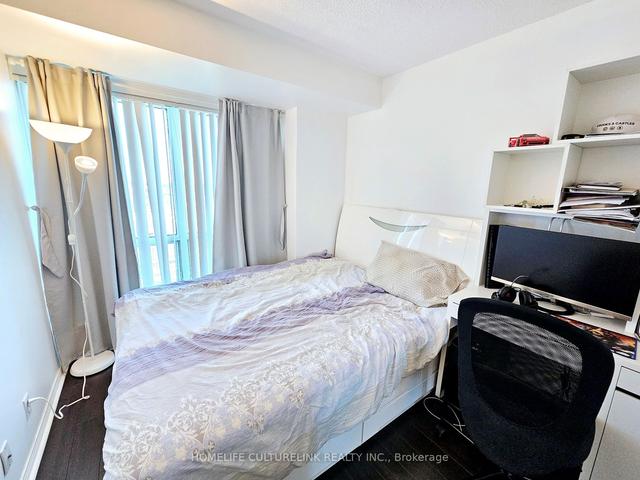 2106 - 11 Lee Centre Dr, Condo with 2 bedrooms, 1 bathrooms and 1 parking in Toronto ON | Image 2
