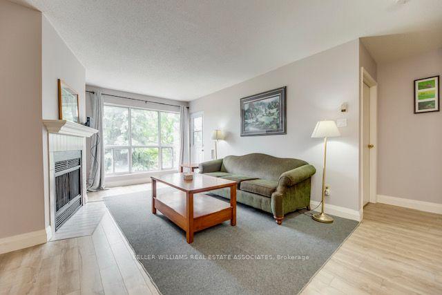 310 - 126 Bell Farm Rd, Condo with 2 bedrooms, 2 bathrooms and 1 parking in Barrie ON | Image 4