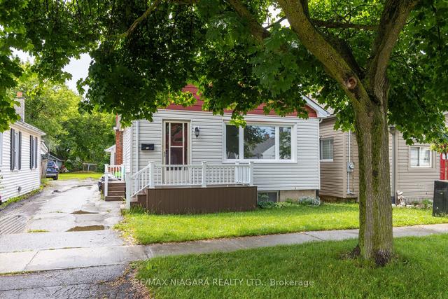 18 Edith St, House detached with 3 bedrooms, 1 bathrooms and 2.5 parking in St. Catharines ON | Image 11