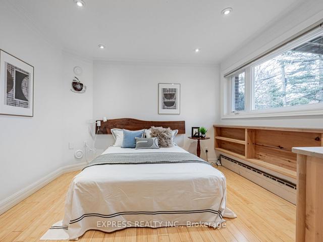68 Shrewsbury Sq, House detached with 4 bedrooms, 2 bathrooms and 5 parking in Toronto ON | Image 11