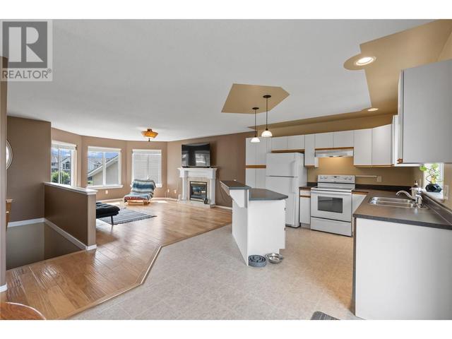 2112 Hunter Avenue, House detached with 3 bedrooms, 3 bathrooms and 6 parking in Armstrong BC | Image 9