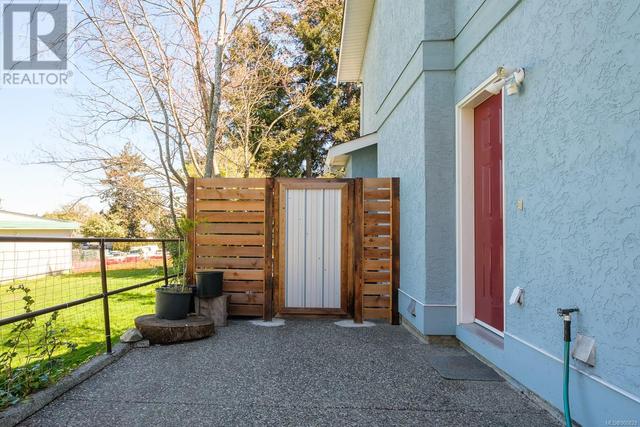 2217 Forbes St, House detached with 3 bedrooms, 3 bathrooms and 2 parking in Victoria BC | Image 24