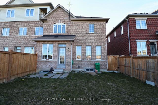 31 Saint Dennis Rd, House attached with 3 bedrooms, 4 bathrooms and 3 parking in Brampton ON | Image 33