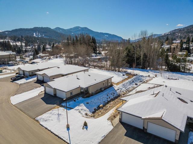 107 Mountain Side Drive, House detached with 2 bedrooms, 2 bathrooms and 3 parking in Fruitvale BC | Image 6
