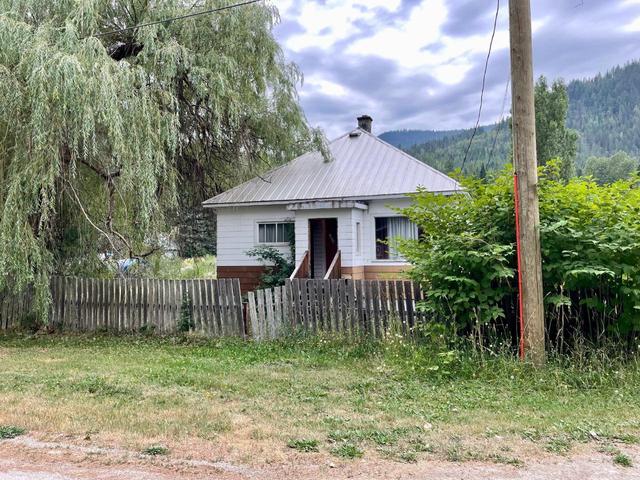 7004 2nd Avenue, House detached with 3 bedrooms, 1 bathrooms and null parking in Central Kootenay G BC | Card Image