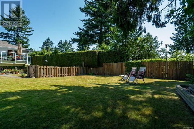 1875 Grandview Dr, House detached with 4 bedrooms, 3 bathrooms and 4 parking in Saanich BC | Image 49