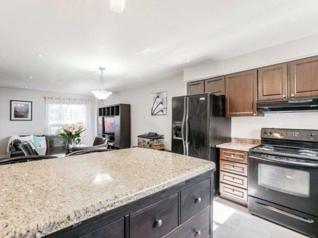 16 Greenleaf Cres, House detached with 3 bedrooms, 2 bathrooms and 4 parking in Brampton ON | Image 5