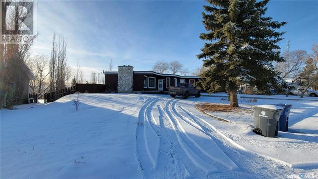 335 Yukon Avenue, House detached with 5 bedrooms, 3 bathrooms and null parking in Kerrobert SK | Image 32