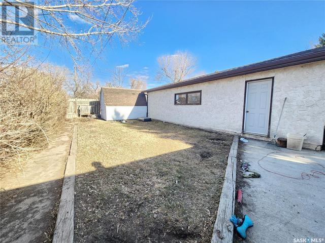 214 Government Road S, House detached with 2 bedrooms, 2 bathrooms and null parking in Weyburn SK | Image 25