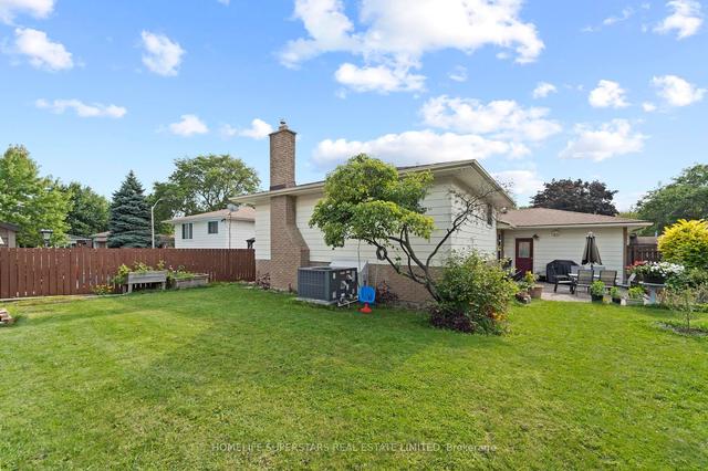 9925 Holly Cres, House detached with 3 bedrooms, 3 bathrooms and 5 parking in Windsor ON | Image 3