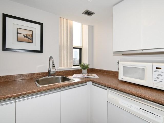 506 - 701 King St W, Condo with 1 bedrooms, 1 bathrooms and 1 parking in Toronto ON | Image 2