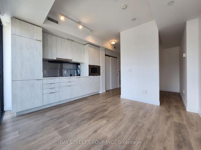 2410 - 215 Queen St W, Condo with 1 bedrooms, 1 bathrooms and 0 parking in Toronto ON | Image 3