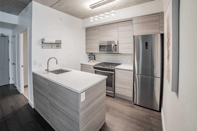 717 - 111 Bathurst St, Condo with 2 bedrooms, 1 bathrooms and 0 parking in Toronto ON | Image 1