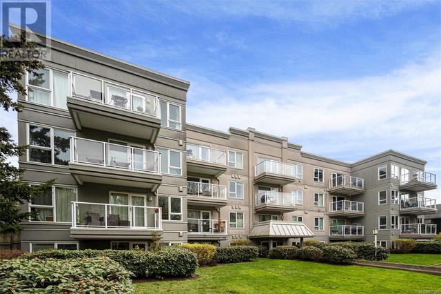 203 - 2647 Graham St, Condo with 2 bedrooms, 1 bathrooms and 1 parking in Victoria BC | Image 2