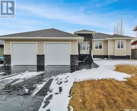 720 St Andrews Drive, House detached with 5 bedrooms, 3 bathrooms and null parking in Swift Current SK | Card Image