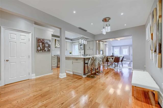 36 Lockwood Rd, House detached with 5 bedrooms, 5 bathrooms and 1 parking in Toronto ON | Image 4