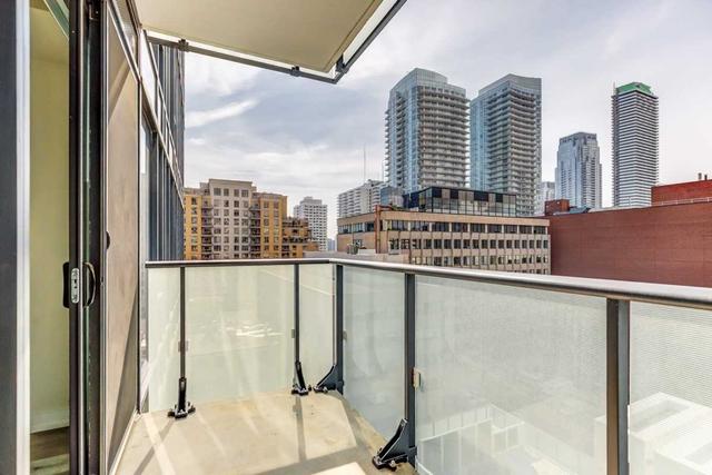 1013 - 161 Roehampton Ave, Condo with 1 bedrooms, 2 bathrooms and 0 parking in Toronto ON | Image 11